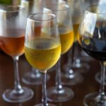 Kodėl tas pats vynas skiriasi kiekvienam: mokslas apie skonio receptorius ir individualų vyno suvokimą